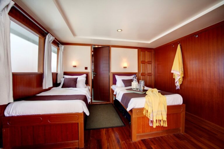 Motor Yacht DUKE OF YORK - Twin cabin b