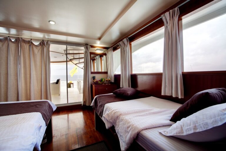 Motor Yacht DUKE OF YORK - Twin cabin upper