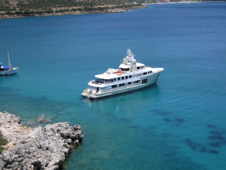 Motor Yacht E&E - Anchored