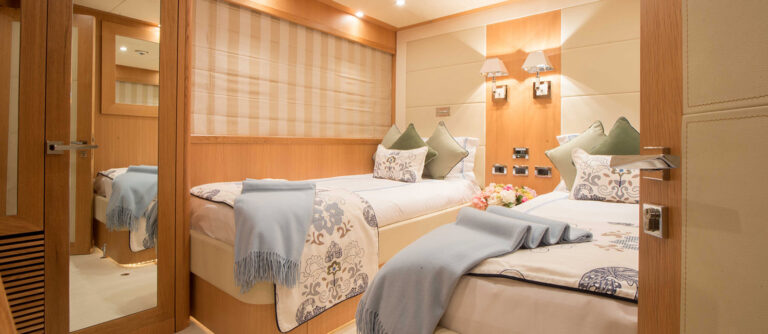Motor Yacht EMOJI - 010