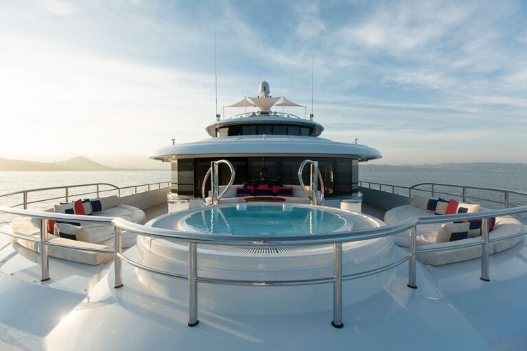 Motor Yacht EXCELLENCE V- Forward Hot Tub
