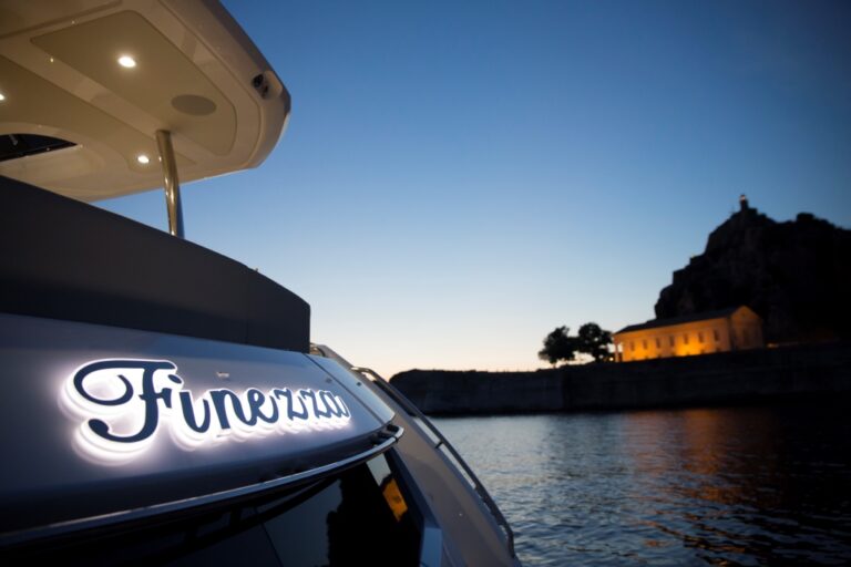 Motor Yacht FINEZZA - At Night