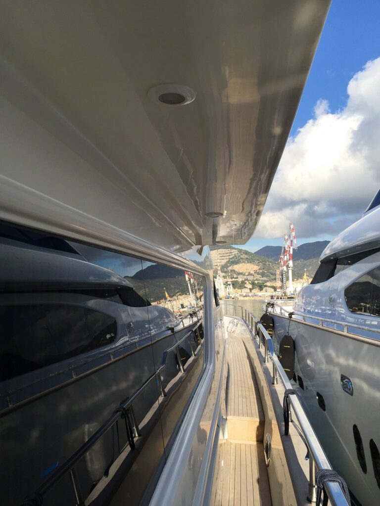 Motor Yacht HAPPY FEET - Side deck