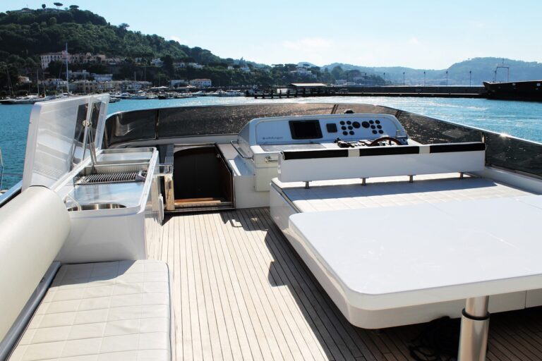 Motor Yacht HAPPY FEET - Sundeck sunpad