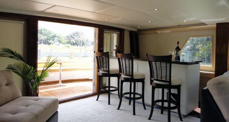 Motor Yacht JUSTINE -  Salon Bar