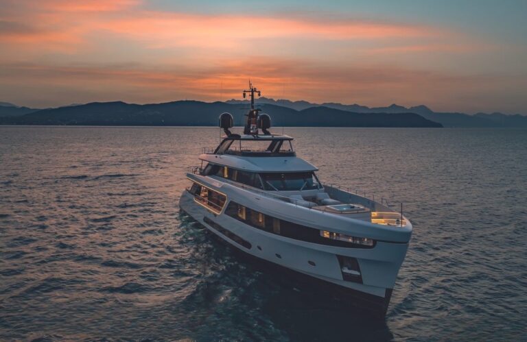 Motor Yacht LEGEND