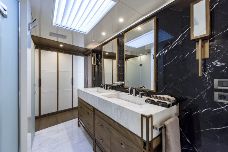 Motor Yacht LIQUID SKY By CMB Yachts - Ensuite