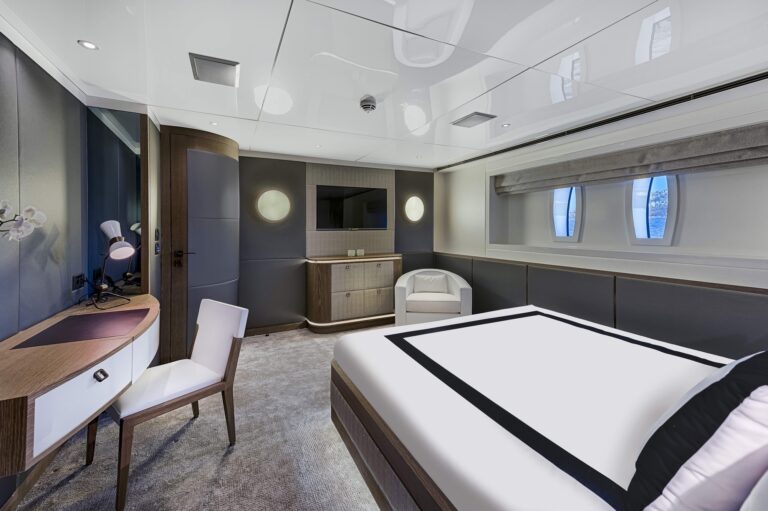 Motor Yacht LIQUID SKY By CMB Yachts - Guest
