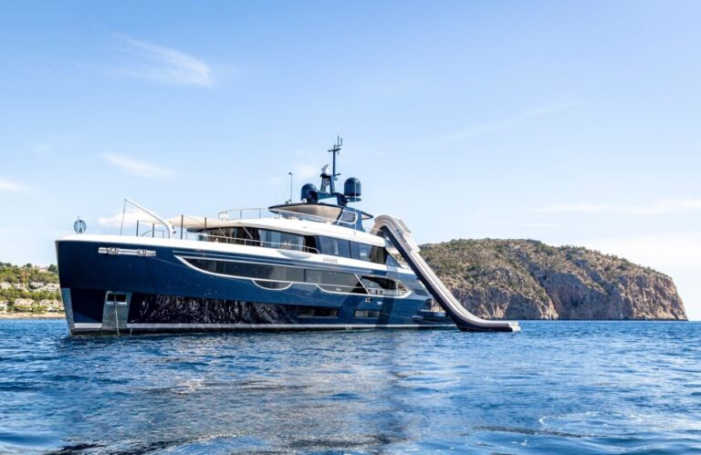 Motor Yacht LIV LOVE