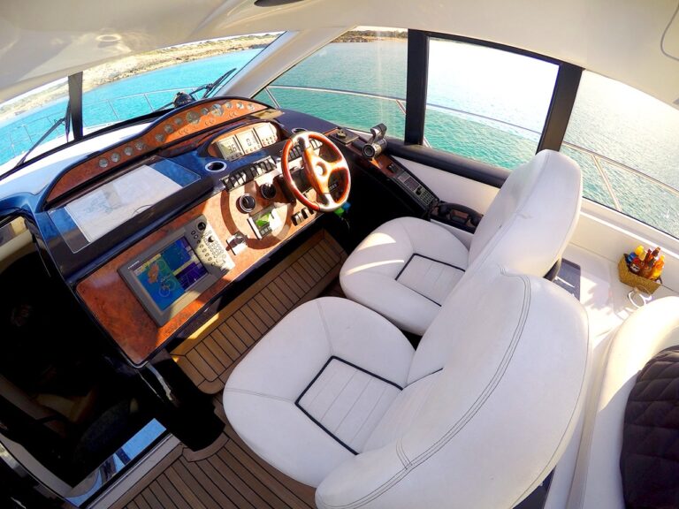 Motor Yacht MANZANA - Helm