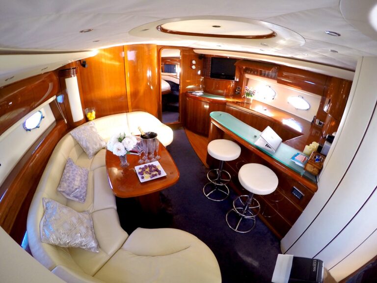 Motor Yacht MANZANA - Salon and bar 1