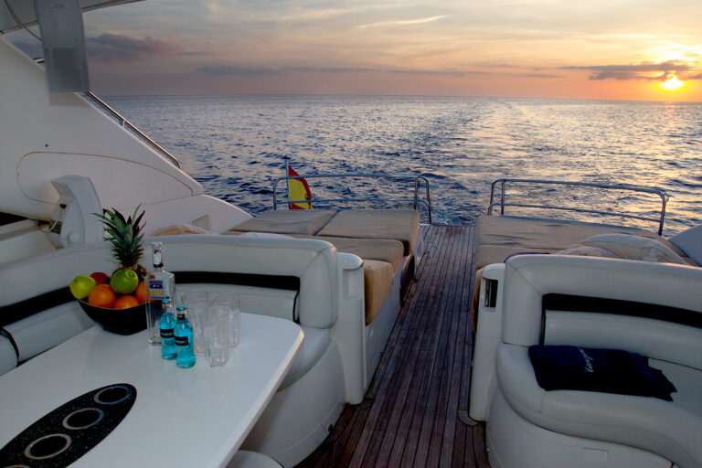 Motor Yacht MANZANA - Upper salon evening
