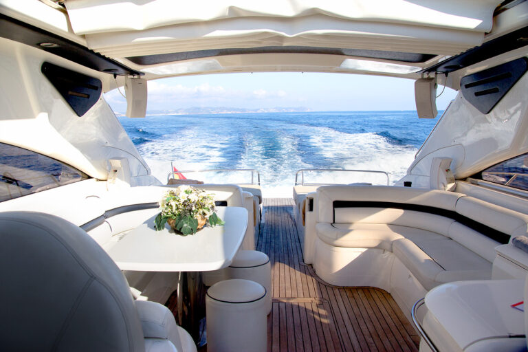 Motor Yacht MANZANA - Upper salon while underway
