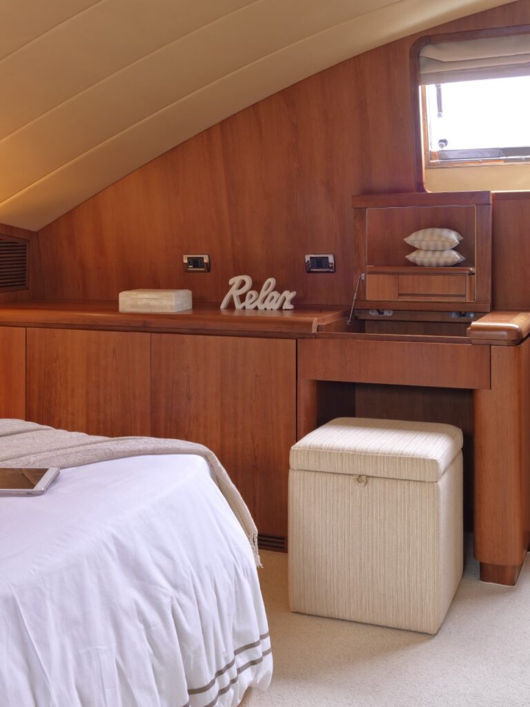 Motor Yacht MARTINA - VIP vanity