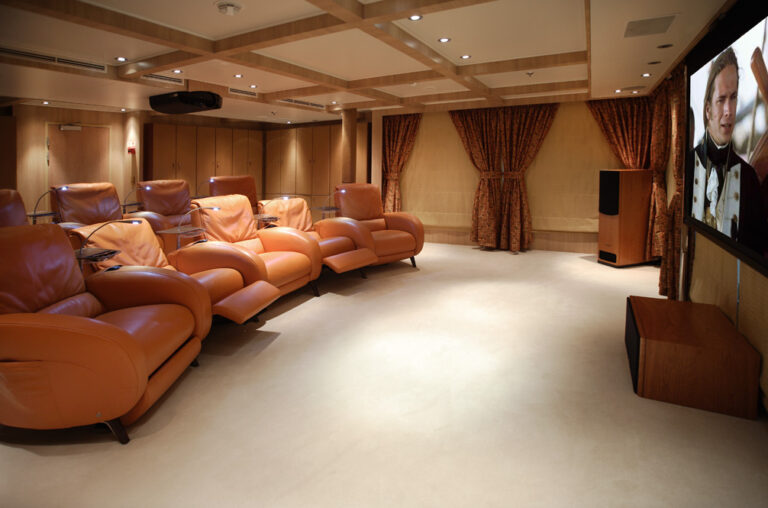 Motor Yacht MOONLIGHT II - Cinema