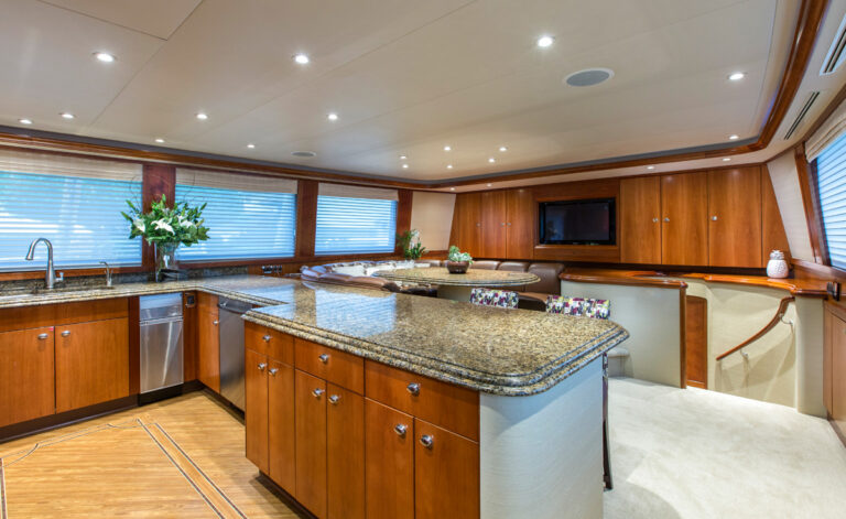 Motor Yacht OASIS - Country galley