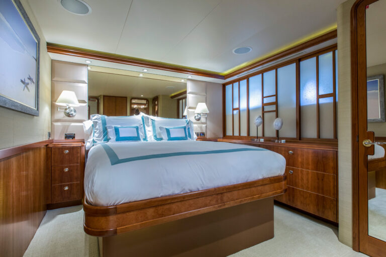Motor Yacht OASIS - Guest cabin
