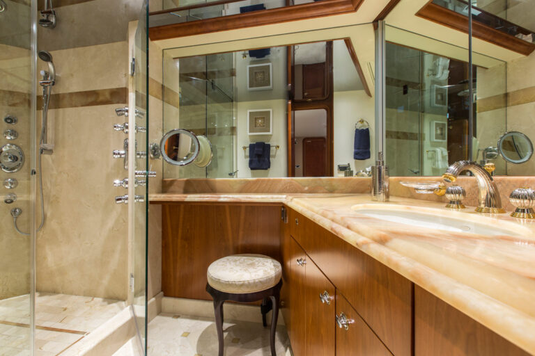 Motor Yacht OASIS - Master ensuite
