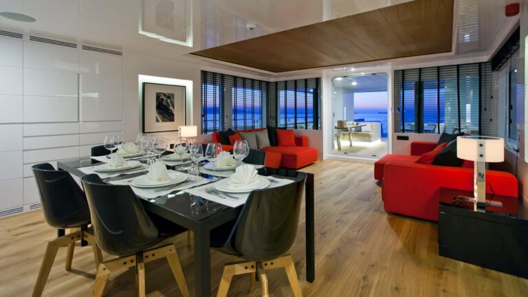 Motor Yacht Preference- salon. Photo credit Tansu Yachts