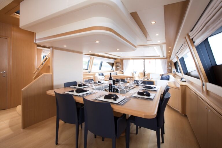 Motor Yacht SANS ABRI - Formal dining