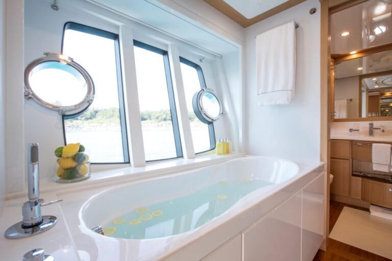 Motor Yacht SANS ABRI - Master cabin bath