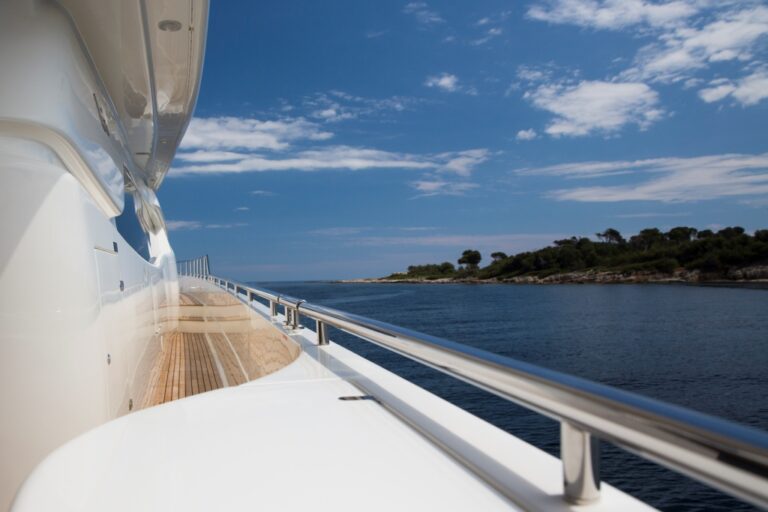 Motor Yacht SANS ABRI - Side deck