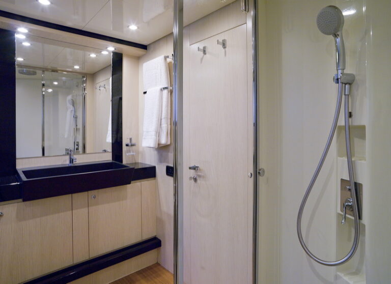 Motor Yacht Stinray M - Bathroom 2