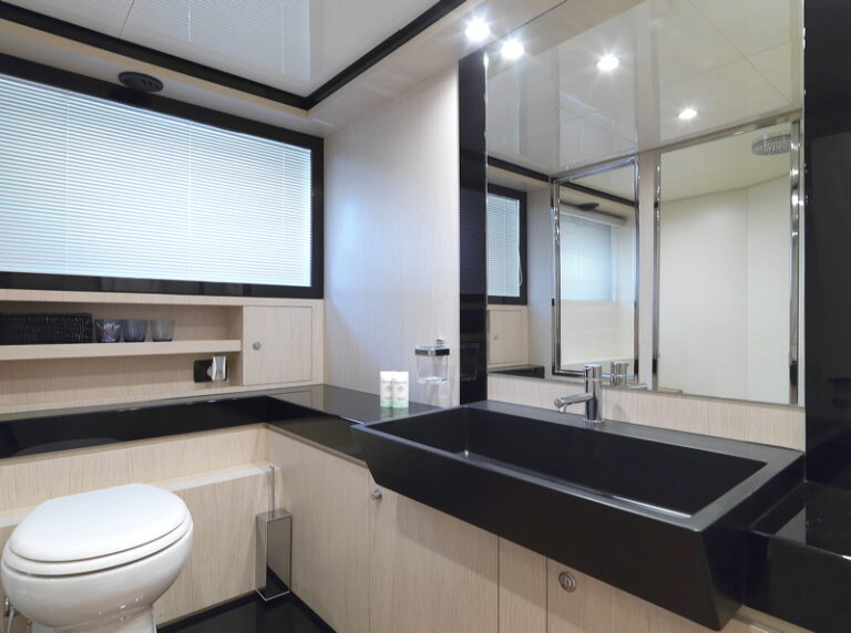 Motor Yacht Stinray M - Bathroom