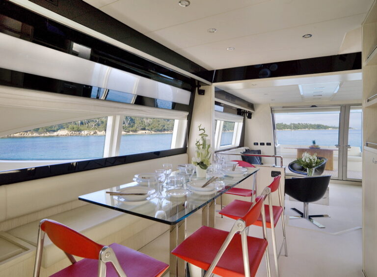 Motor Yacht Stinray M - Dining Area