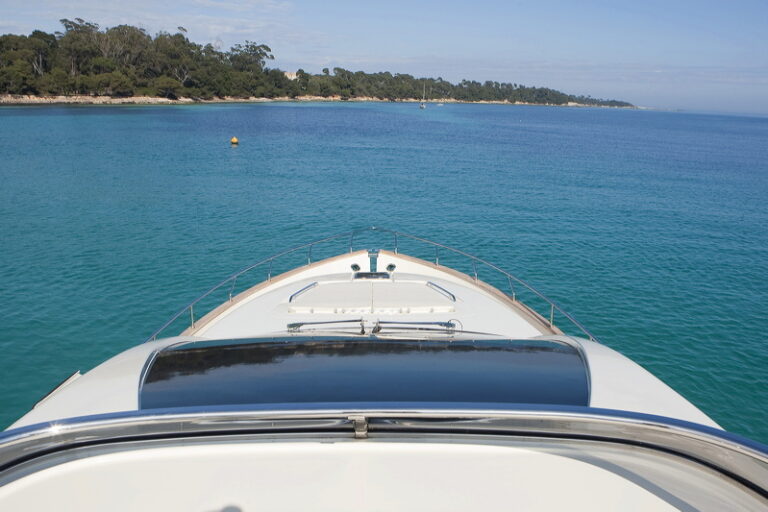 Motor Yacht Stinray M - Forward