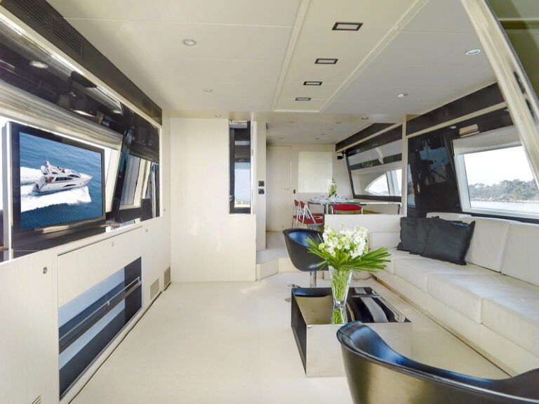 Motor Yacht Stinray M - Main Salon