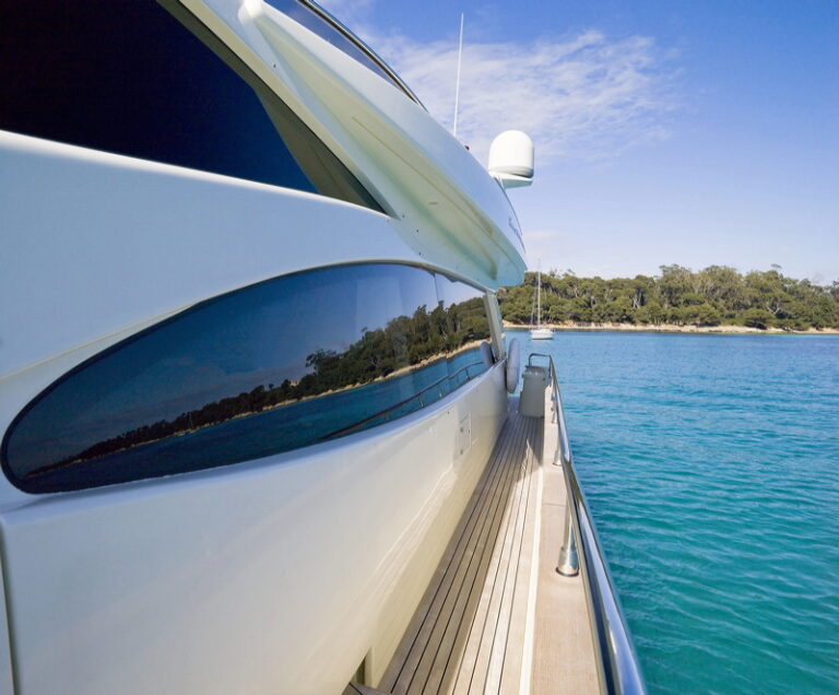 Motor Yacht Stinray M - Side Deck
