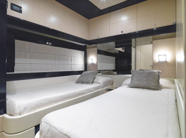 Motor Yacht Stinray M - Twin Cabin