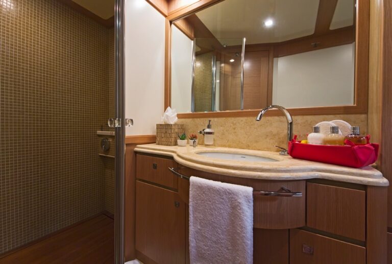 Motor Yacht ZIACANAIA - Queen Cabin Bath