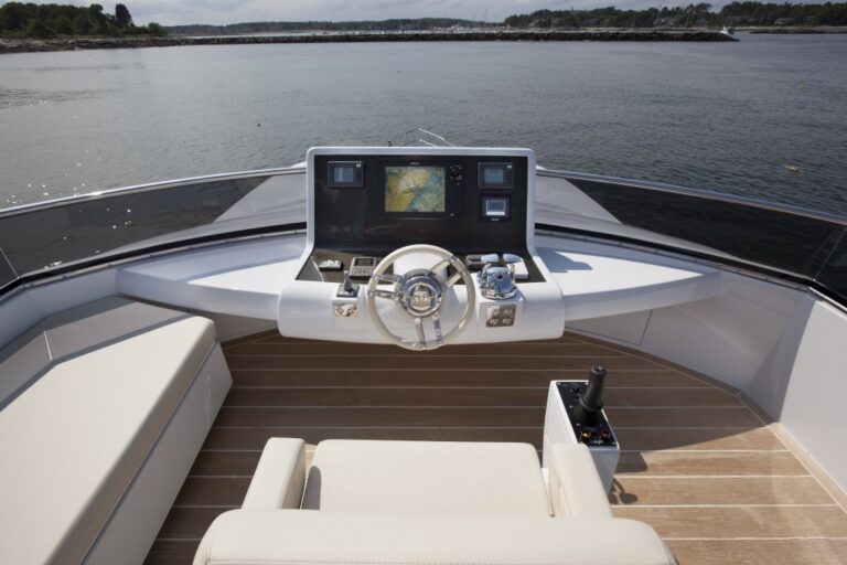 Motor yacht 1700 XPRESSO - Flybridge Helm