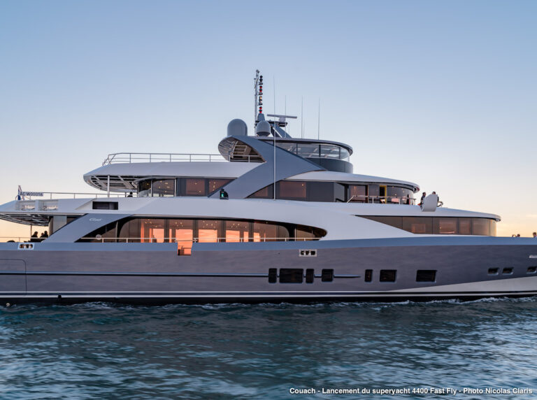 Motor yacht 440 FAST FLY - exterior - side view close-up