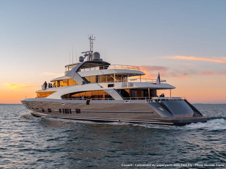Motor yacht 4400 FAST FLY - exterior aft view