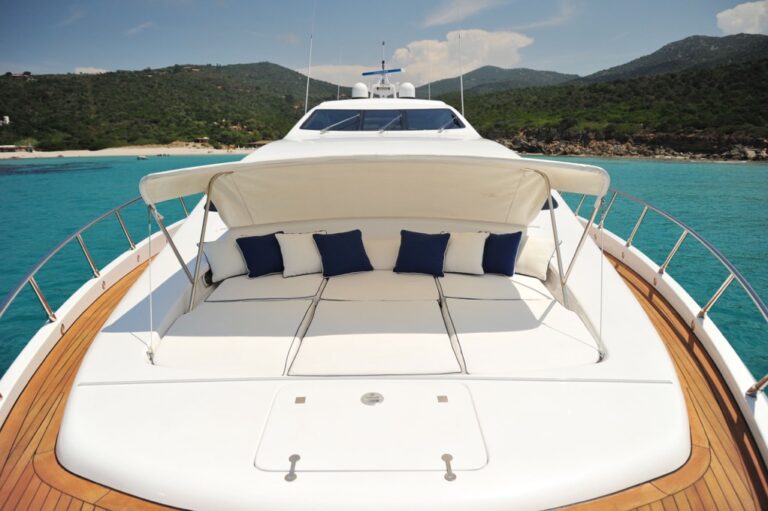 Motor yacht ALLURE - Foredeck