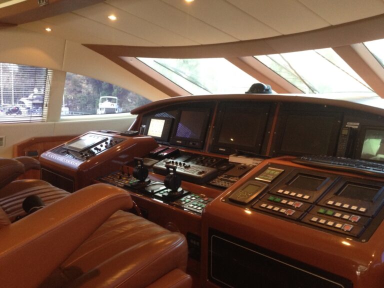 Motor yacht ALLURE - Helm