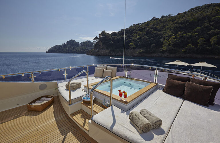 Motor yacht ANTELOPE III - Sundeck Jacuzzi