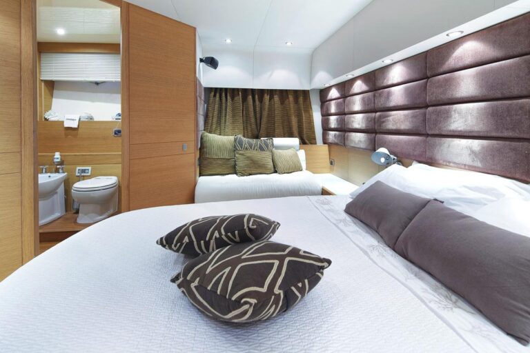 Motor yacht ARWEN - Master with sofa