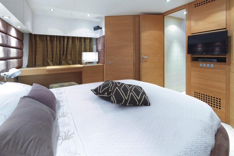 Motor yacht ARWEN - Master with vanity