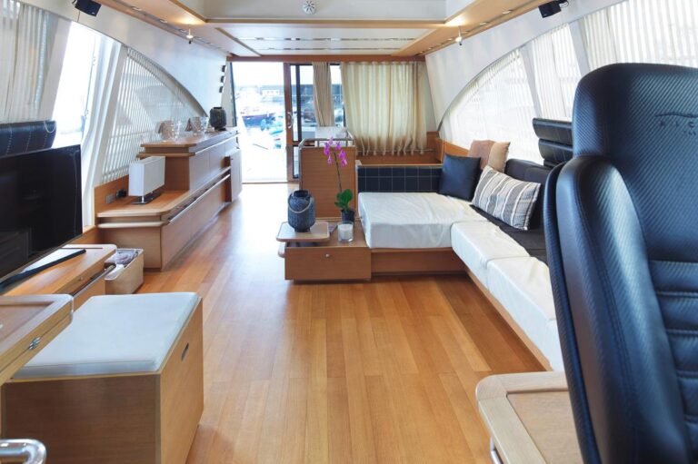 Motor yacht ARWEN - Salon view aft