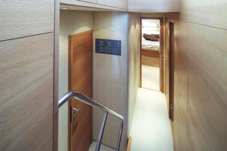 Motor yacht ARWEN - Steps to cabins