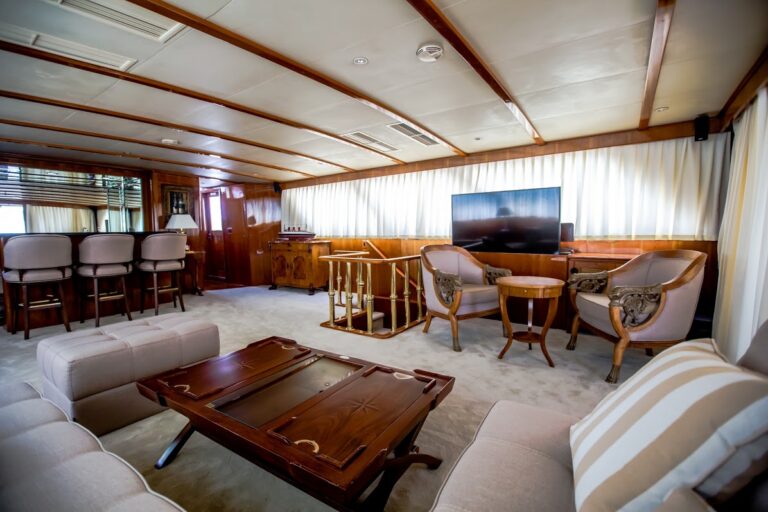 Motor yacht AURIANE - Salon with TV