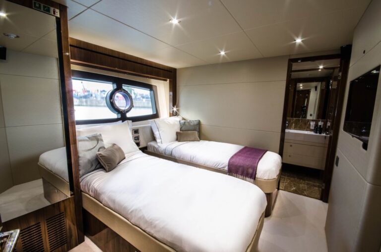 Motor yacht AUTUMN -  Convertible Twin