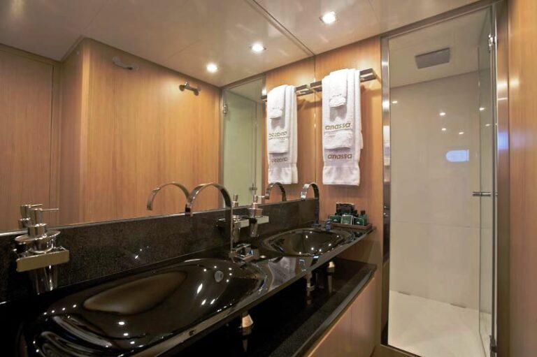 Motor yacht Anassa -  Bathroom