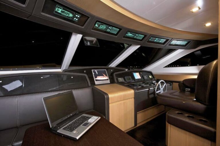 Motor yacht Anassa -  Wheelhouse