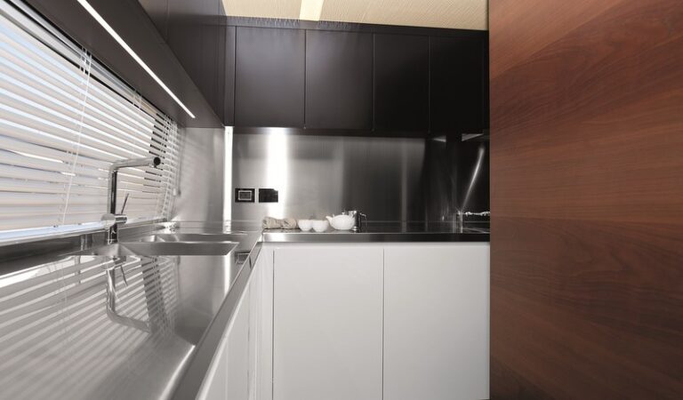 Motor yacht Azimut Grande 100 - Galley