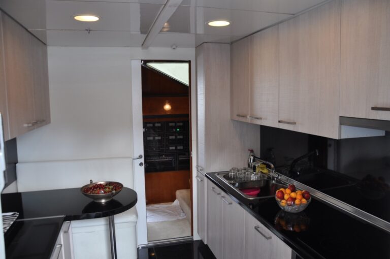 Motor yacht BON VIVEUR - Galley
